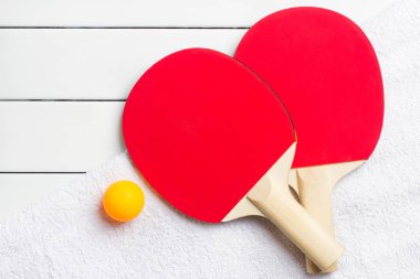 ping pong raketleri topları görünümü beyaz arka plan yukarıda