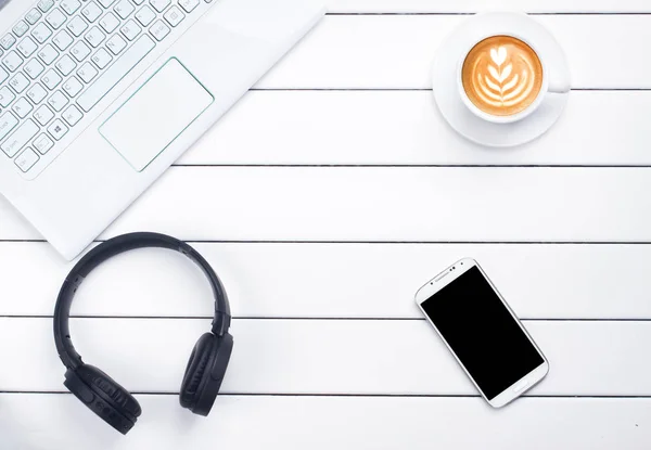 Kaffe Croissant Telefon Laptop Ovanifrån Vit Bakgrund — Stockfoto