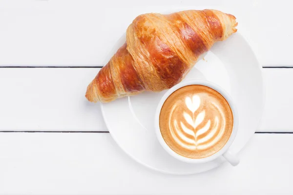 Croissant Kaffe Visa Ovanifrån Vit Trä Bakgrund Stockfoto