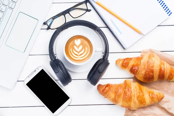 Kaffe Croissant Telefon Laptop Ovanifrån Vit Bakgrund Stockfoto