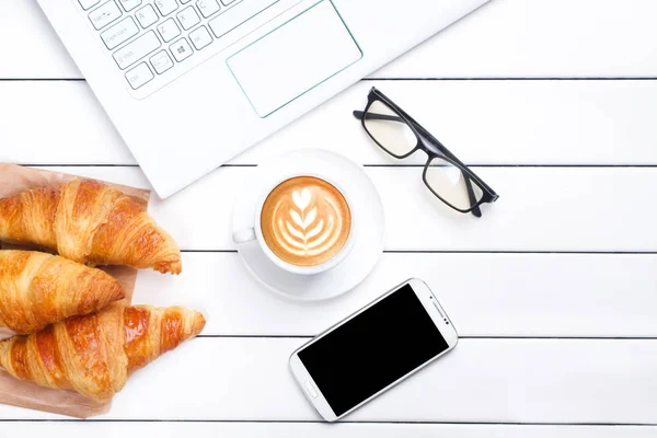 Kaffe Croissant Telefon Laptop Ovanifrån Vit Bakgrund Stockbild