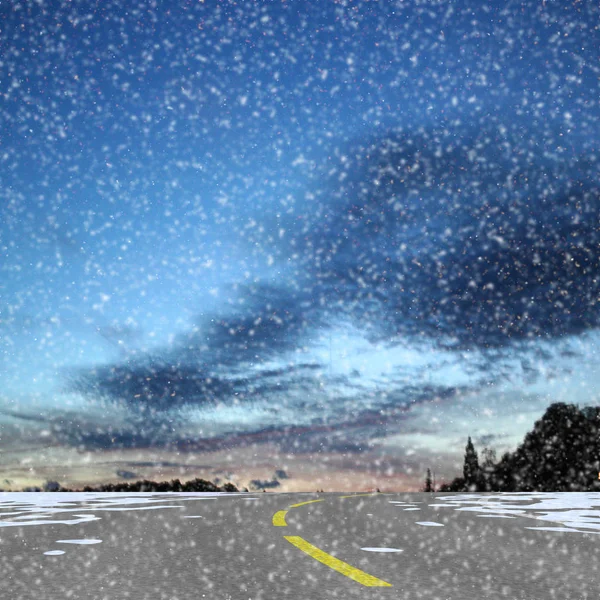 Zimní zasněženou krajinu panoramatické silnici, tmavé mraky a siluety stromů — Stock fotografie