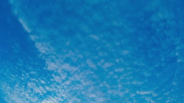 Nuvens limpas contra um céu azul, taymlaps — Vídeo de Stock