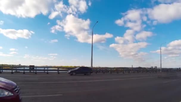 Verbindungen zwischen den beiden Seiten über die Brücke — Stockvideo