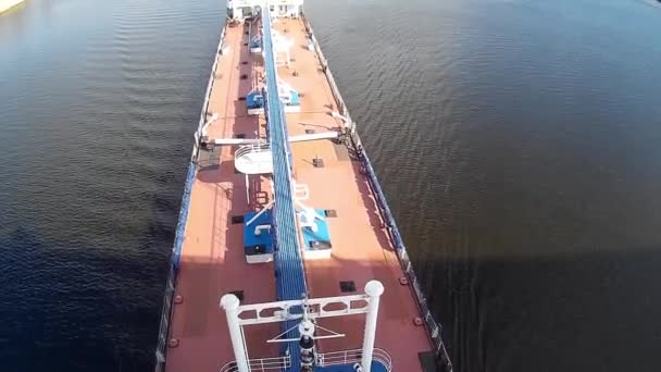 Грузовой корабль плывет под мостом — стоковое видео
