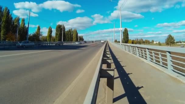 Tráfego de automóveis na estrada — Vídeo de Stock