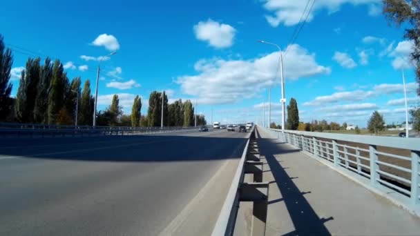 Tráfego de automóveis na estrada — Vídeo de Stock