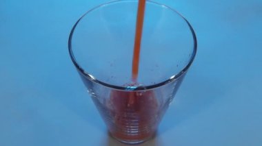 Temiz bardak domates suyu dökün