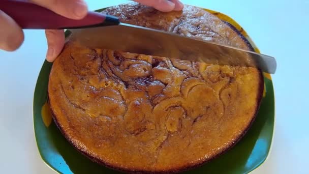 Tagliare con un coltello torta appena sfornata — Video Stock