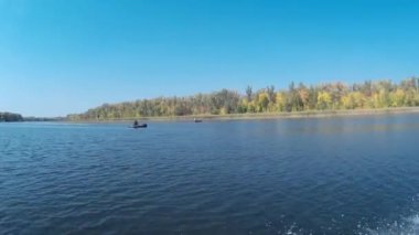 Yüksek hızda bir teknede Nehri aşağı kaydır