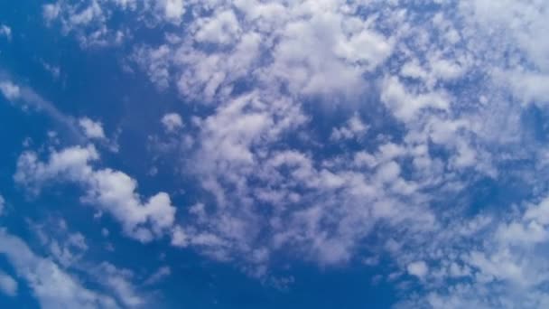 Nubes blancas moviéndose rápidamente a través del cielo — Vídeo de stock