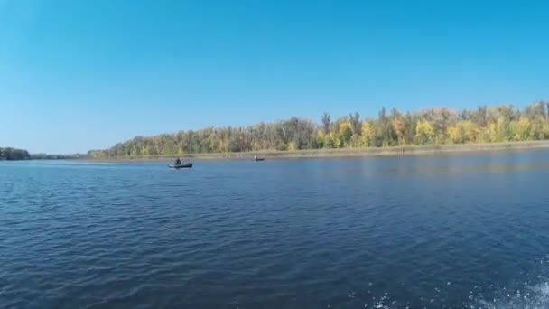 Zweven over de rivier op een boot met hoge snelheid — Stockvideo