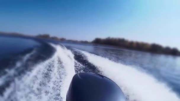 Chodit na velké řece motorovým člunem — Stock video