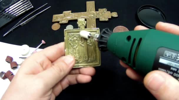 Restauratie van bronzen iconen van de orthodoxe — Stockvideo