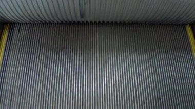 Yürüyen merdiven insan yükseltir