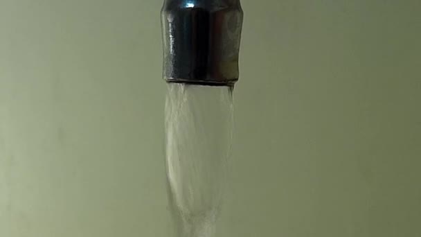 L'eau coule du robinet — Video