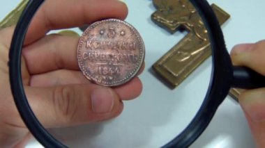 Büyüteç aracılığıyla antik sikke