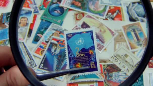 Viz na poštovní známce vzácnou sbírku — Stock video