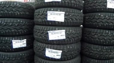 Yeni lastik ve çivili araba otomobiller için