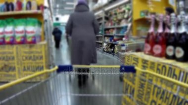 İnsanlar Vetrino bir büyük mağaza mallarına seçin