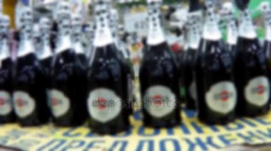 Süpermarket raflarında mallar ile