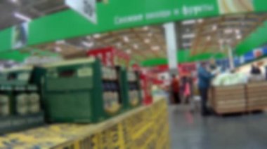 Süpermarket raflarında mallar ile
