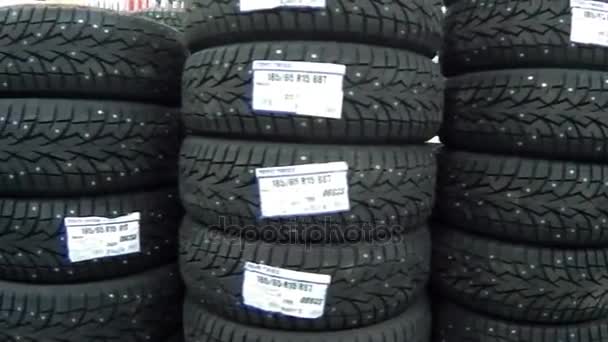 Nieuwe rubber en bezaaid wielen voor auto 's — Stockvideo
