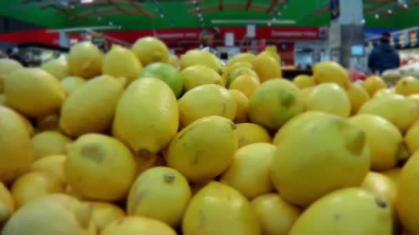 Manzanas y limones en el surtido en el mostrador — Vídeo de stock