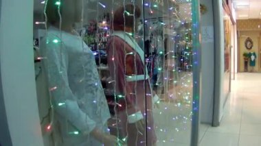 Bir cam showcas arkasında kadın mankenler