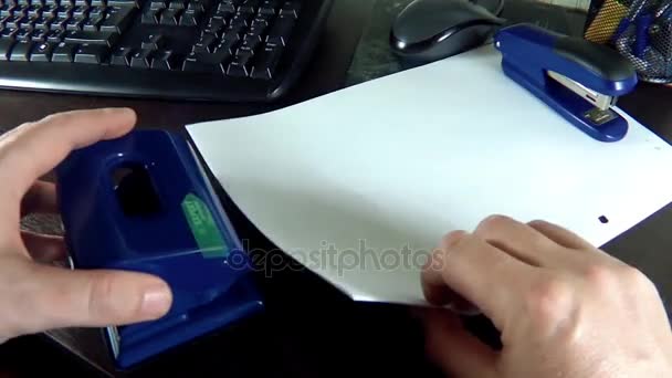 Yapmak için kağıt yığınını içinde delikleri — Stok video