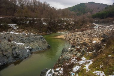Nehir yeşil suları, kar ve buz Yunanistan İskeçe yakınlarında