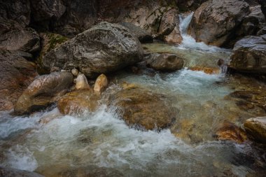 Kuzeye nehir renkli taşlar ve Kaplıcalar Loutra Pozar,