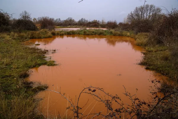Cor laranja incomum da água no pequeno lago, Pueblos roj — Fotografia de Stock