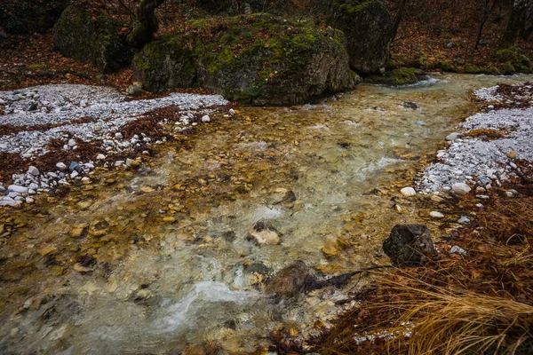 Река с цветными камнями и горячими источниками в Лутра-Позар, на севере — стоковое фото
