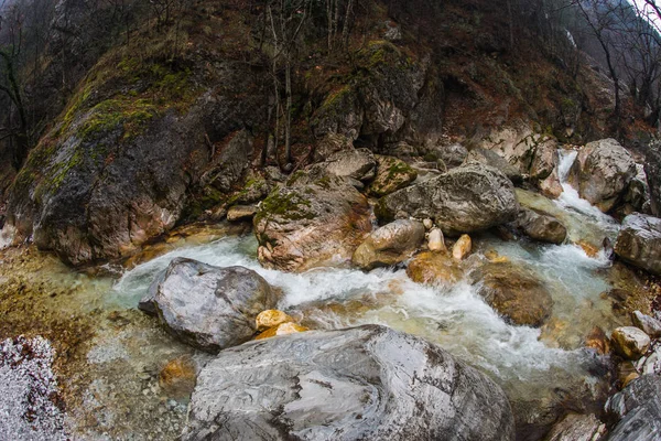 Řeka s barevnými kameny a horké prameny v Loutra Pozar, sever — Stock fotografie