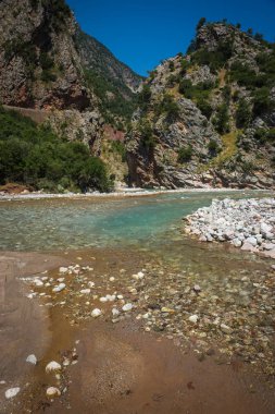 Krikiliotis Nehri, Evritania ile doğal dağ manzarası