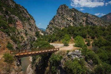 Krikiliotis Nehri, Evritania ile doğal dağ manzarası