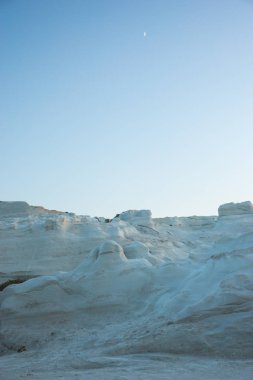 Manzaralarıyla beach Sarakiniko, Milos, Yunanistan