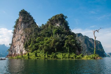 Doğal ve eşsiz manzara Chieou Laan Gölü, Tayland