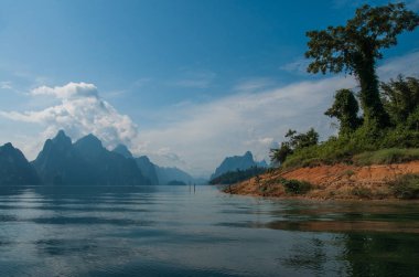 Doğal ve eşsiz manzara Chieou Laan Gölü, Tayland