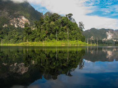 Doğal ve eşsiz manzara Chieou Laan Gölü, Tayland
