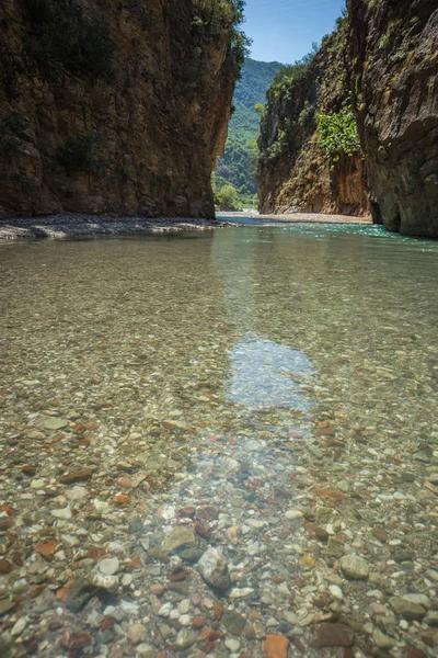 Krikiliotis 川、エウリタニア風光明媚な山の風景 — ストック写真