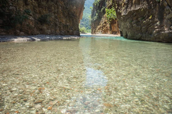 Paisagem montanhosa cênica com rio Krikiliotis, Evritânia — Fotografia de Stock