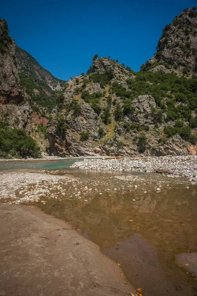 Paisagem montanhosa cênica com rio Krikiliotis, Evritânia — Fotografia de Stock