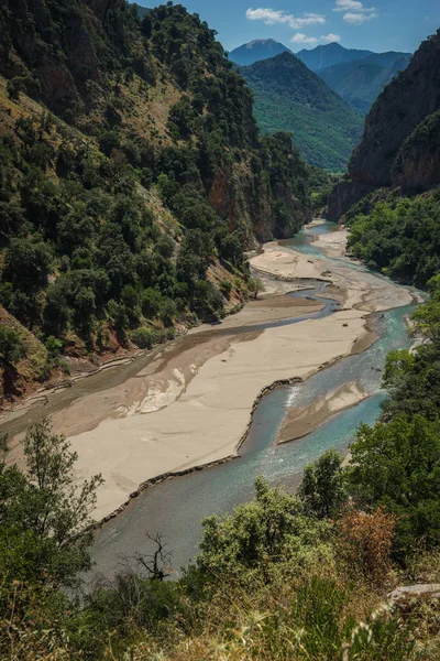Paisaje montañoso escénico con el río Krikiliotis, Evritania — Foto de Stock