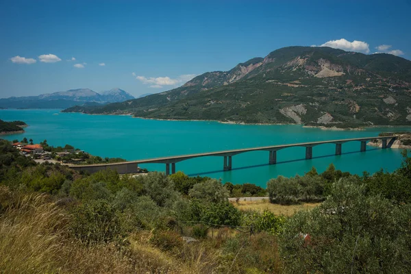 Schilderachtig uitzicht van de berg te Kremaston lake, Evritania, Gree — Stockfoto