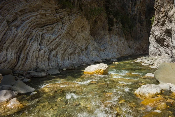 Gorge de rivière de montagne près de Panta Vrexei en Evritania, Grèce — Photo