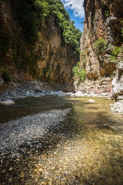 Garganta del río de montaña cerca de Panta Vrexei en Evritania, Grecia — Foto de Stock