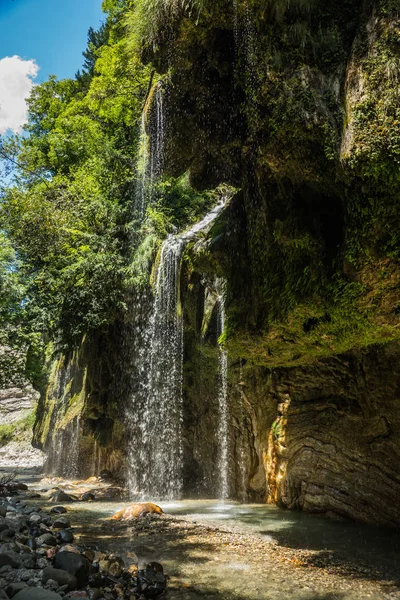 エウリタニアのパンタ Vrexei で Krikiliotis 川の滝 — ストック写真