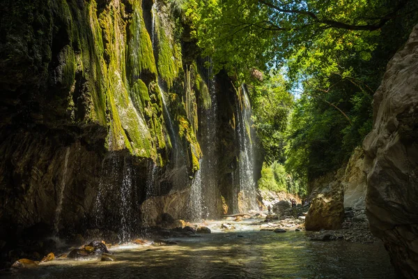 Vattenfall på floden Krikiliotis vid Panta Vrexei i grekiska — Stockfoto